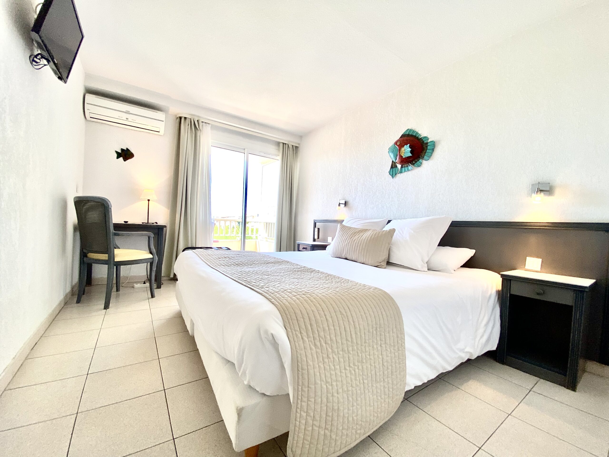 Chambre terrasse vue mer partielle